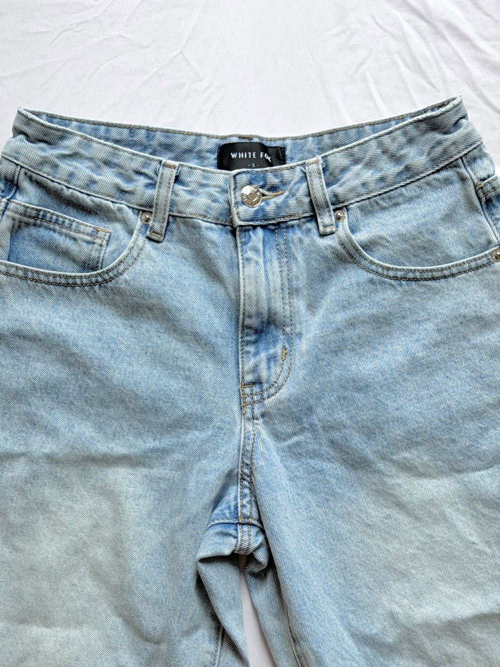 White Fox Boutique Light Wash Distressed High Rise Straight Leg Jeans Size S - Picture 2 of 6
